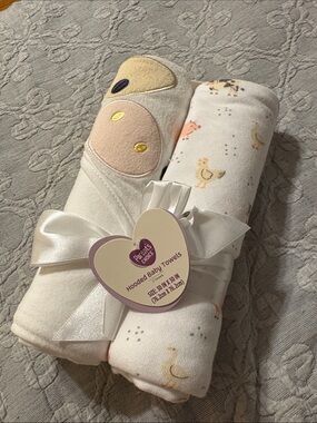 Parents' Choice Hooded Baby Towels Set in Cream and white with animal designs
